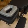 Harmaa Fysioline Comfort Foam kasvoaukon pehmuste käytössä hierontapöydän päällä. Tuotekoodi: 11433