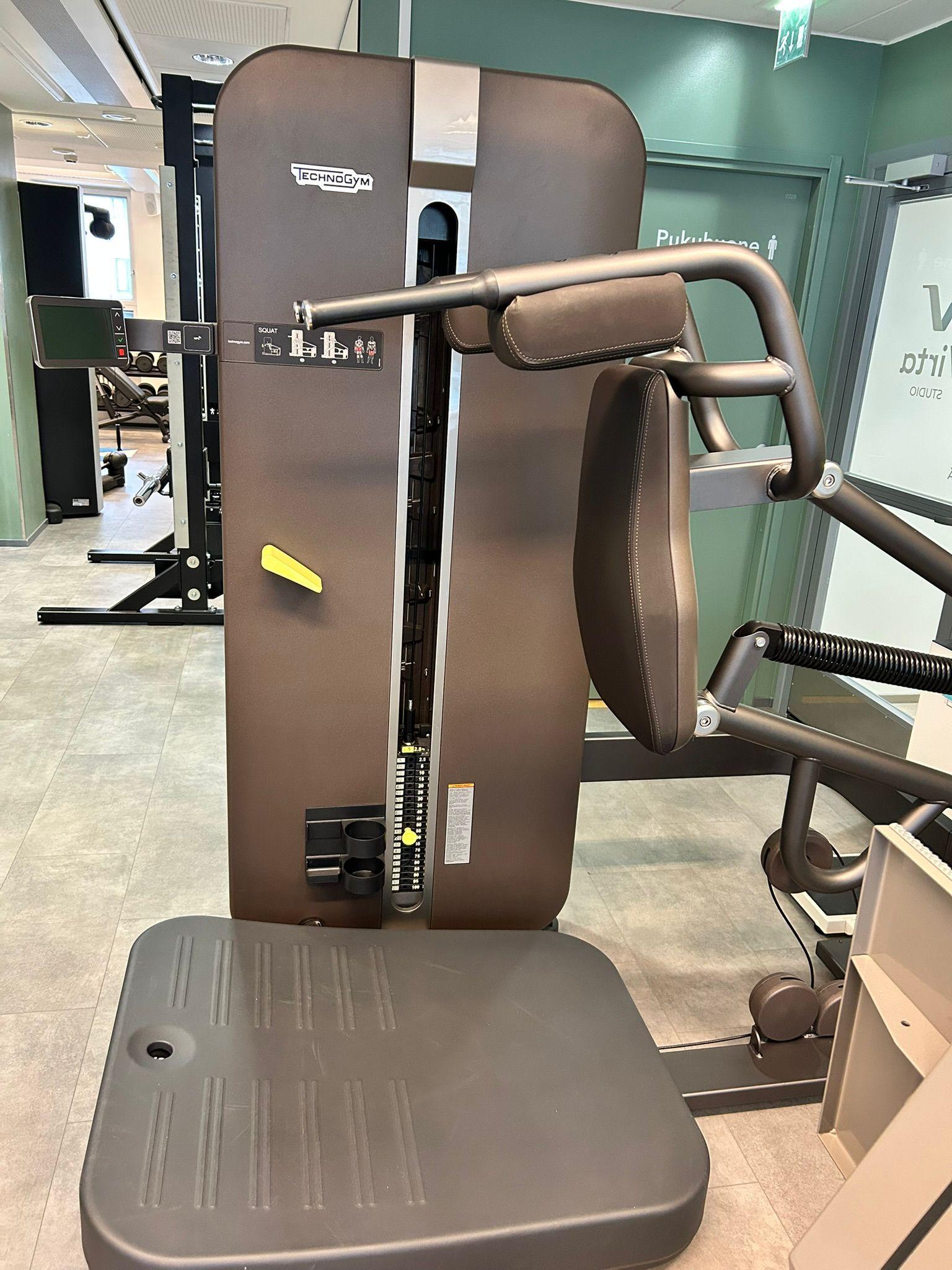 Technogym ARTIS Squat Kyykkylaite